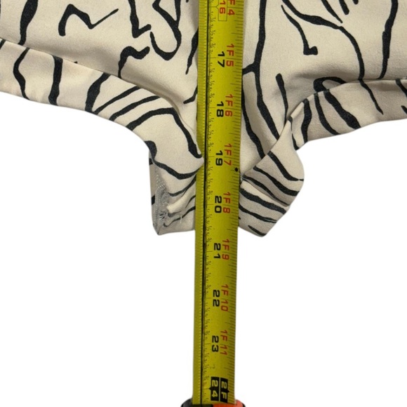 Princess Polly size 0 Utopia black and crème colored romper in great condition! - Picture 3 of 9